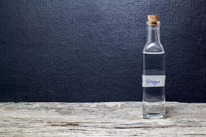 Essig ist ein Hausmittel, das in allen Lebenslagen hilft. Auch bei Ger&uuml;chen wirkt es &auml;u&szlig;erst effektiv. Kochen Sie Wasser mit einem Schuss Essig auf und lassen Sie das Gemisch dann stehen. Auch eine Schale mit Essig im Raum wirkt &uuml;ber Nacht Wunder und nimmt der Umgebung unangenehme Ger&uuml;che. Mit einer Spr&uuml;hflasche k&ouml;nnen Sie ein Essig-Wasser-Gemisch direkt auf Textilien auftragen.