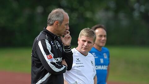 Nachdenklicher Blick: Löwen-Trainer Reiner Maurer und seine Assistenten