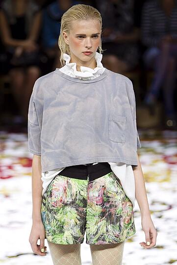Fashion Week Paris - eine Kreation Gaspard Yurkievichs für Frühnling/Sommer 2012.