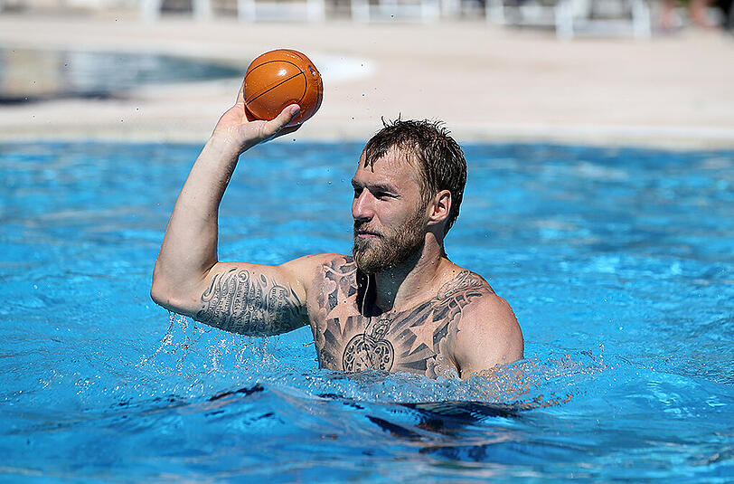 Für Abkühlung ist auf jeden Fall gesorgt - egal ob beim Wasserball oder der Gymnastik.