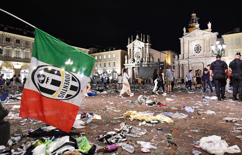Juventus Fans verlassen den San Carlo Platz nach dem Ende der Übertragung des Champions League Finales in Turin, Italien, am 03.06.2017. In Turin ist beim Public Viewing während des Champions-League-Finals zwischen Juventus Turin und Real Madrid nach Medienberichten Panik ausgebrochen. Zahlreiche Fans des italienischen Clubs seien am Samstagabend von dem zentralen Platz San Carlo weggerannt, berichtete die italienische Nachrichtenagentur Ansa.