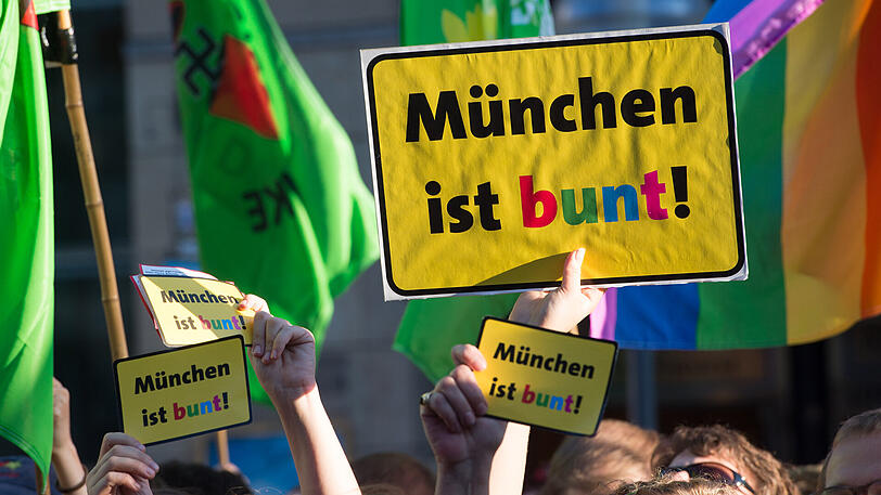 München ist bunt - seit Jahren steht dieser Schriftzug bei Demonstrationen oder beispielsweise an Eingangstüren zu Gaststätten für Toleranz.
