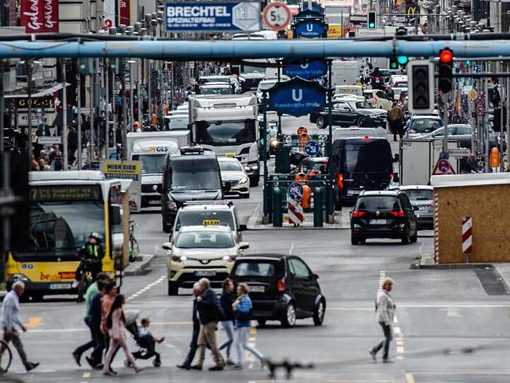 Reger Betrieb herrscht auf der Friedrichstraße/Unter den Linden in Berlin. Mit Corona hat sich der Wettbewerb noch einmal verschärft. Wer künftig profitiert, hängt auch von Entscheidungen der Kommunen ab.