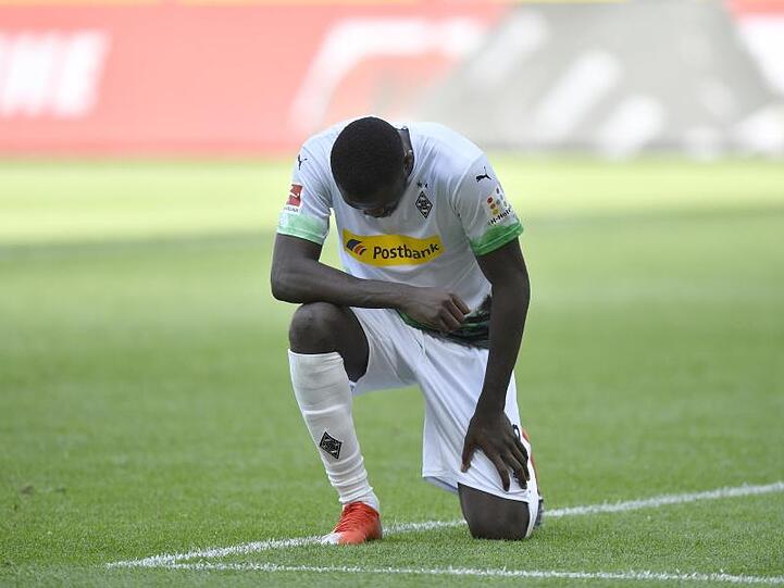 Mönchengladbachs Marcus Thuram kniete nach einem Tor aus Protest gegen Rassismus.