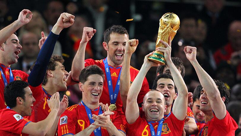Nur eine von vielen Trophäen für Andrés Iniesta: Der WM-Pokal 2010