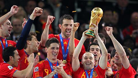 Nur eine von vielen Trophäen für Andrés Iniesta: Der WM-Pokal 2010