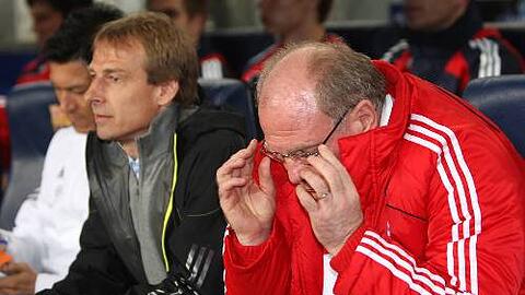 Gefrustet auf der Bank beim 0:4 in Barcelona: Jürgen Klinsmann (l.) und Uli Hoeneß.