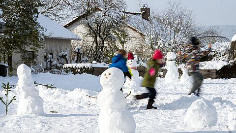 Im Schnee spielen - daf&uuml;r haben die meisten Kinder heute in Bayern vormittags keine Zeit mehr. (Symbolbild)