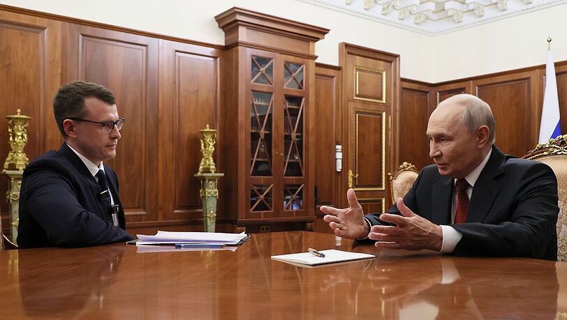 Kremlchef Wladimir Putin hat der Ukraine mit harten Antworten gedroht auf die jüngsten Drohnenangriffe auf russische Ziele. Kremlchef Wladimir Putin hat der Ukraine mit harten Antworten gedroht auf die jüngsten Drohnenangriffe auf russische Ziele.