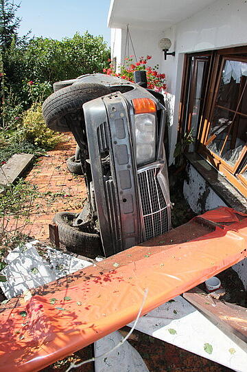 Ein kleiner Hügel als Sprungschanze: Mercedes-Fahrerin fliegt gegen Terrassenfenster.