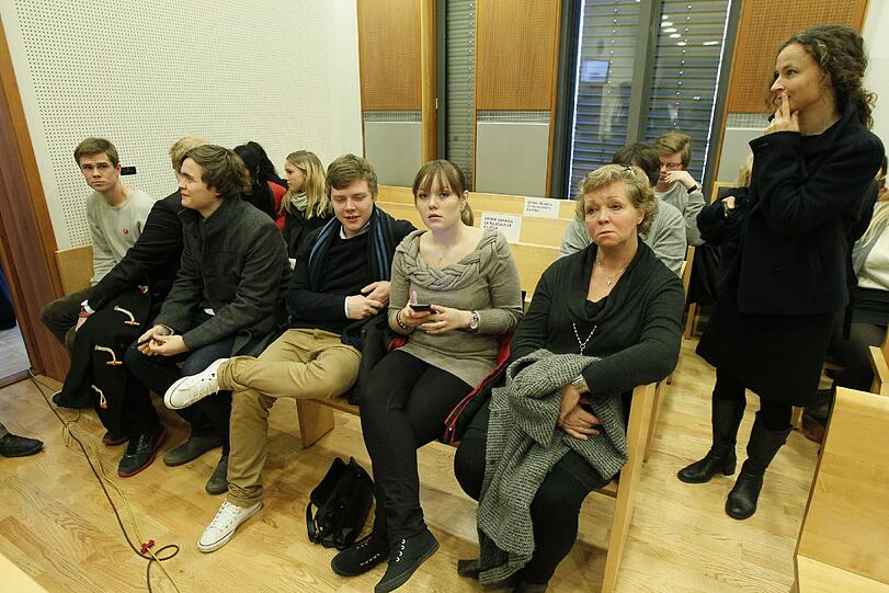 Schwerer Gang: Angehörige der Opfer von Breiviks Attentat im Gerichtssaal von Oslo.