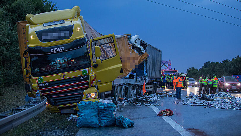 Die A9 ist ein einziges Schlachtfeld: Unzählige Bierdosen liegen nach dem Unfall auf der Fahrbahn verteilt. Beide Lkw-Fahrer kamen mit schwersten Verletzungen ins Krankenhaus.