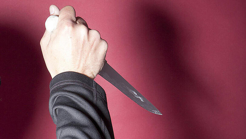 Der 55-jährige Sohn war mit einem Messer auf seine 78-jährige Mutter losgegangen. Der 55-jährige Sohn war mit einem Messer auf seine 78-jährige Mutter losgegangen.