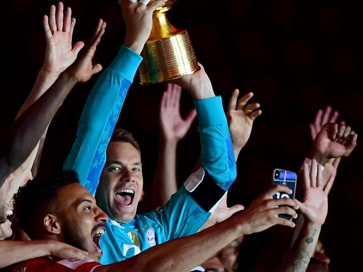 Fußball: DFB-Pokal, Finale: Bayer Leverkusen - FC Bayern München im Olympiastadion. Münchens Torwart Manuel Neuer hält den Pokal und jubelt über den Sieg. Foto: Robert Michael/dpa-Zentralbild/Pool/dpa