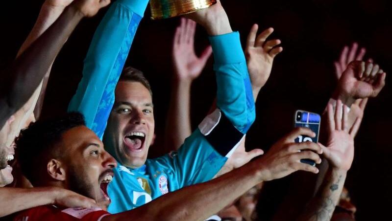Fußball: DFB-Pokal, Finale: Bayer Leverkusen - FC Bayern München im Olympiastadion. Münchens Torwart Manuel Neuer hält den Pokal und jubelt über den Sieg. Foto: Robert Michael/dpa-Zentralbild/Pool/dpa Fußball: DFB-Pokal, Finale: Bayer Leverkusen - FC Bayern München im Olympiastadion. Münchens Torwart Manuel Neuer hält den Pokal und jubelt über den Sieg. Foto: Robert Michael/dpa-Zentralbild/Pool/dpa
