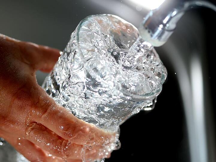 Trinkwasser läuft in Ein Glas. Foto: Oliver Berg/Archiv