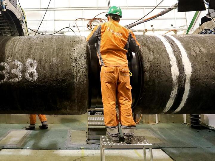 An Bord des Verlegeschiffes "Audacia" werden Rohre für die Gaspipeline Nord Stream 2 verschweißt.
