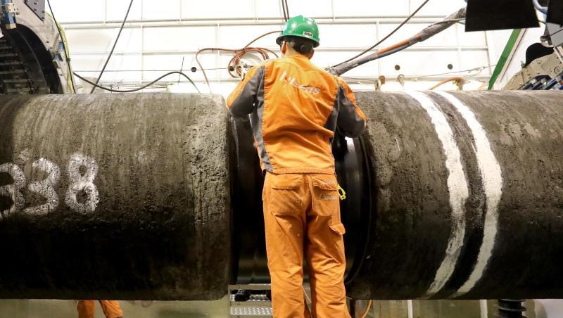 An Bord des Verlegeschiffes "Audacia" werden Rohre für die Gaspipeline Nord Stream 2 verschweißt. An Bord des Verlegeschiffes "Audacia" werden Rohre für die Gaspipeline Nord Stream 2 verschweißt.