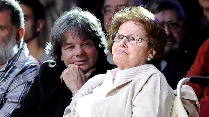 Michael Käfer mit seiner Mutter Hilde bei einem Besuch im Circus Krone 2013.