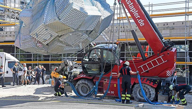 Die Feuerwehr stabilisiert den Stapler. Die Feuerwehr stabilisiert den Stapler.