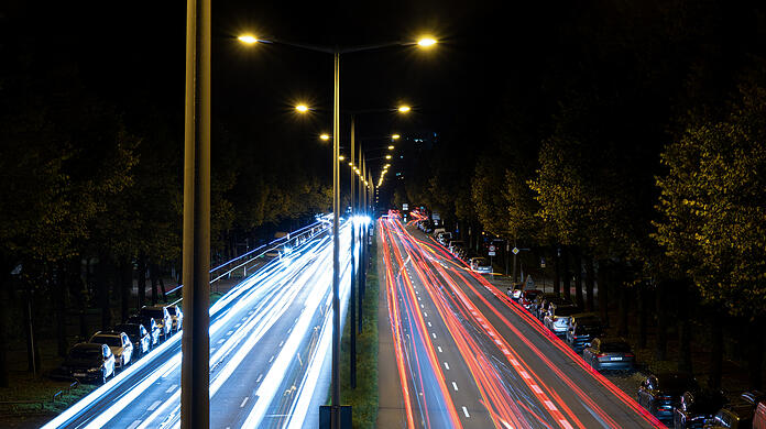 Der versuchte Raub geschah auf der belebten Dachauer Straße kurz nach 21 Uhr (Archivbild).