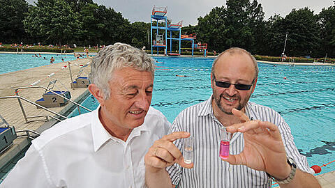 Na, alles im grünen Bereich? Bürgermeister Horst Förther und Badewasser-Experte Joachim Lächele begutachten die Wasser-Qualität im Westbad.