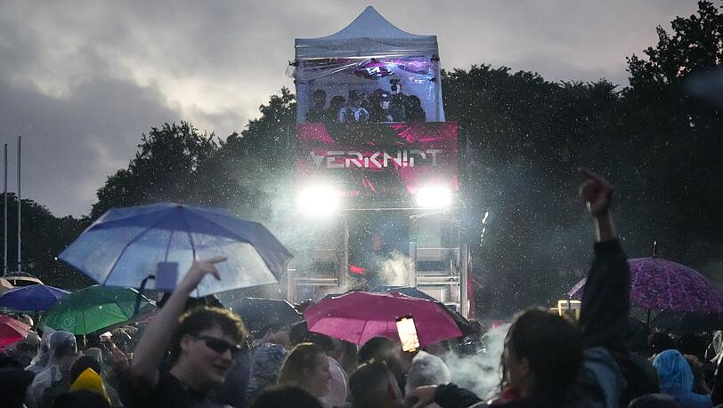 Sanitätsdienst und Feuerwehr mussten mehreren Teilnehmern der Techno-Parade "Rave the Planet" behandeln.