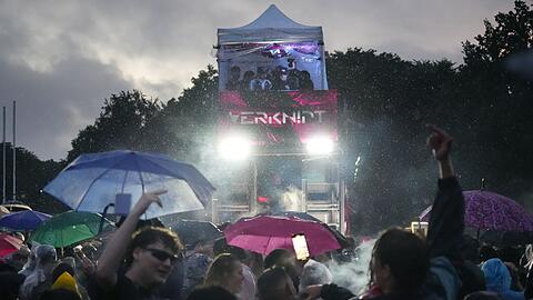 Sanitätsdienst und Feuerwehr mussten mehreren Teilnehmern der Techno-Parade "Rave the Planet" behandeln.