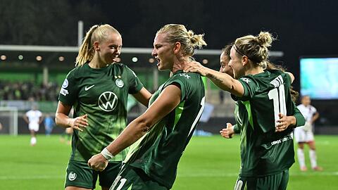 Wolfsburgs Fußball-Frauen wollen auch gegen Bayern München jubeln.