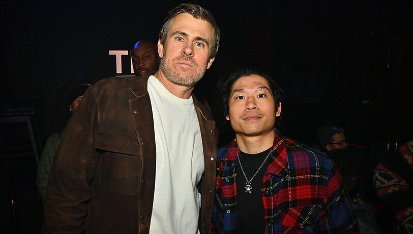 Pax Jolie-Pitt beim Sundance Film Festival mit Produzent und Regisseur Garrett Patten. Pax Jolie-Pitt beim Sundance Film Festival mit Produzent und Regisseur Garrett Patten.