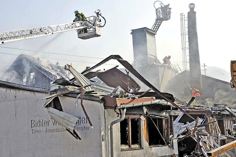 Die Flammen wüteten am
Mittwochmorgen im Anbau des Gebäudes, in dem Maschinen untergebracht
waren.
