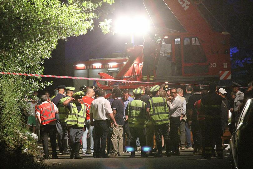 Auf dem Rückweg von einem Ausflug stürzt im Süden Italiens ein Reisebus von einer Autobahnbrücke rund 30 Meter in die Tiefe. 36 Menschen sterben, 11 weitere werden schwer verletzt.