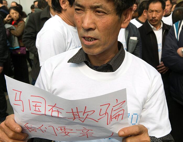 Tumultartige Szenen vor der malaysischen Botschaft in Peking. Die Angehörigen der Opfer von Flug MH370 demonstrieren für eine schnell Aufklärung der Unglücksumstände.
