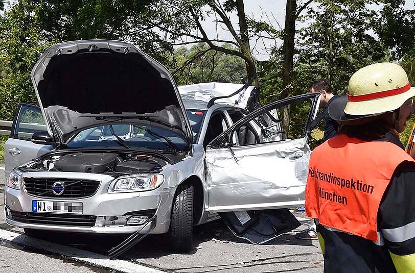 Bilder vom tödlichen Verkehrsunfall auf der A99 bei Unterföhring. Ein Lkw ist in ein Stauende gefahren, der Volvo wurde durch den Aufprall vollkommen zerstört. Eine Frau starb noch an der Unfallstelle.