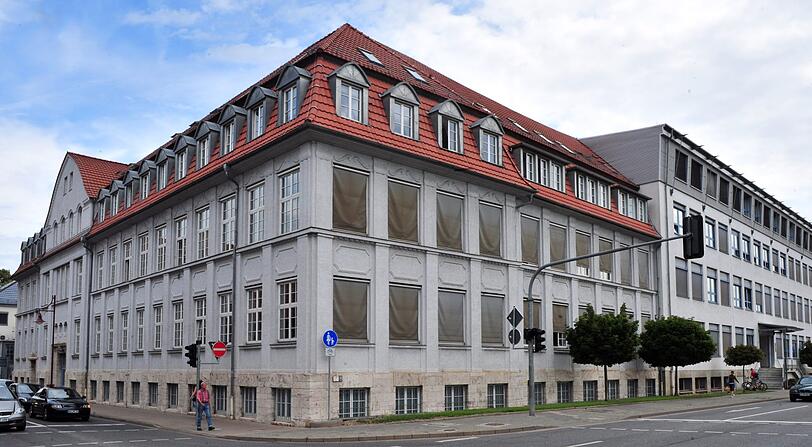 Das Justizzentrum Mühlhausen mit Landgericht und Staatsanwaltschaft. Ein 15-Jähriger soll im vergangenen September in Roßleben mit einem 20 Zentimeter langen Küchenmesser mindestens fünfmal in den Rücken eines Mitschülers gestochen haben, um ihn zu töten.