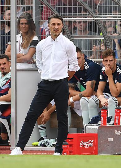 Der FC Bayern müht sich zu einem 1:0 Sieg gegen den Provinzclub SV Drochtersen.
