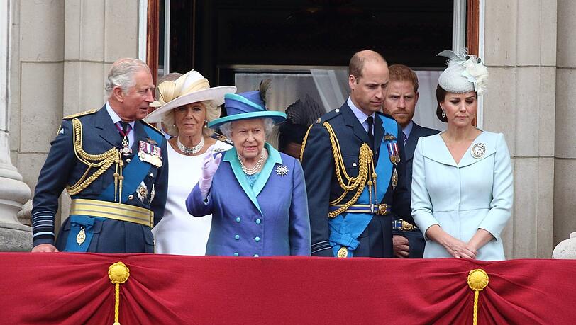 Prinz Charles, Herzogin Camilla, Queen Elizabeth II., Prinz William und Herzogin Kate auf dem Balkon des Buckingham Palastes.