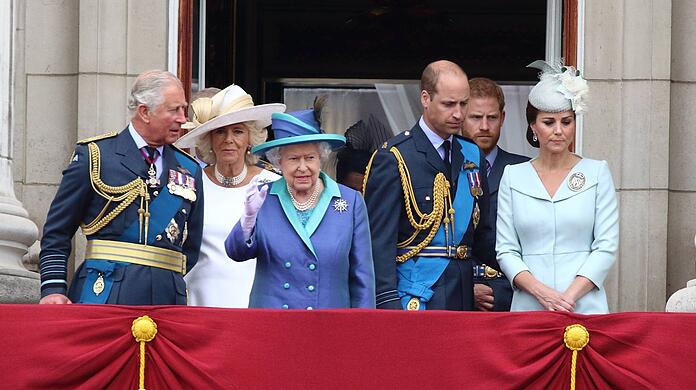 Prinz Charles, Herzogin Camilla, Queen Elizabeth II., Prinz William und Herzogin Kate auf dem Balkon des Buckingham Palastes.