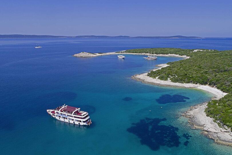 Kroatien ist für seine traumhaften Badebuchten und das kristallklare Wasser bekannt. Bei über 1.000 Inseln ist ein Urlaub per Schiff daher genau die richtige Wahl für kleine und große Badenixen.