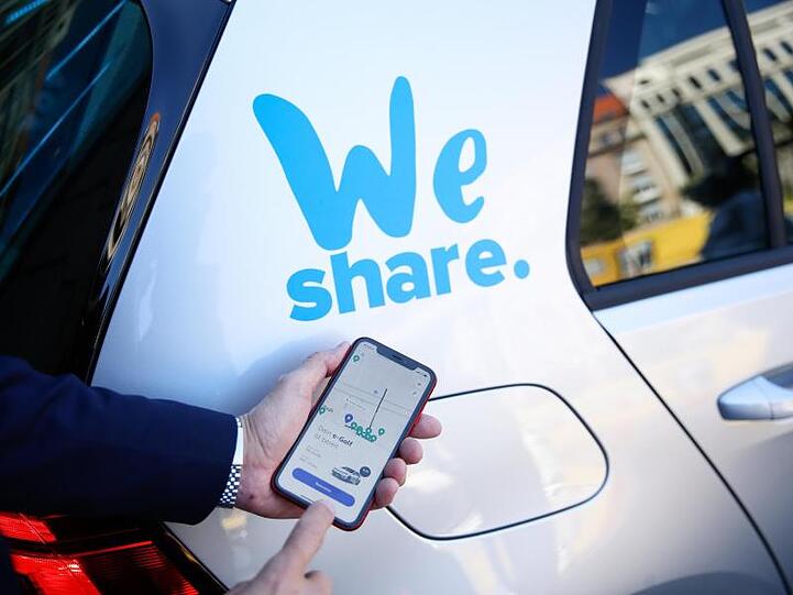 Auf einem Smartphone ist die App des Fahrdienstes WeShare installiert. Foto: Gerald Matzka/zb/dpa/Archivbild