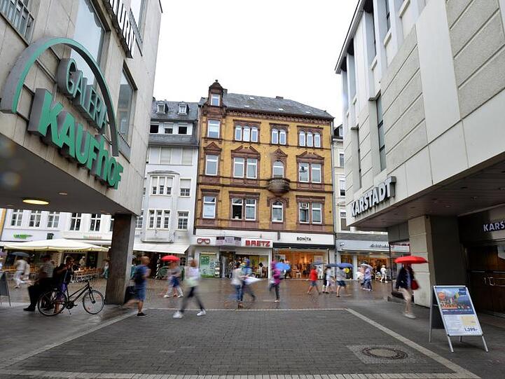 In der Innenstadt von Trier stehen die Warenhäuser von Karstadt und Kaufhof nebeneinander.