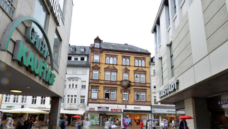 In der Innenstadt von Trier stehen die Warenhäuser von Karstadt und Kaufhof nebeneinander. In der Innenstadt von Trier stehen die Warenhäuser von Karstadt und Kaufhof nebeneinander.