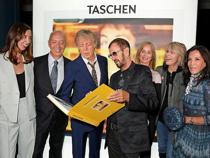 Auch von Ringo Starr gibt es Polaroids. Und beim Launch mit dabei: Marlene Taschen, Benedikt Taschen, Paul McCartney, Chrissie Hynde und Olivia Harrison.