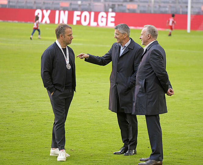 Nach den Feierlichkeiten zeigt sich Flick im Gespräch mit den Bayern-Bossen emotional.