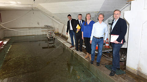 In der Genter Straße steht's Wasser: Franziska von Gagern mit Anwalt Benno Ziegler (r.) und Poltikern des Umweltausschusses im Landtag.