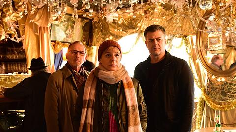 "München Mord: Schwarze Rosen": Die Kommissare Ludwig Schaller (Alexander Held, l.), Angelika Flierl (Bernadette Heerwagen) und Harald Neuhauser (Marcus Mittermeier) schauen sich im Gloria's um.