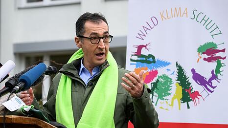 Bundeslandwirtschaftsminister Cem Özdemir bei der Vorstellung des Waldzustandsberichts 2022 in Berlin.