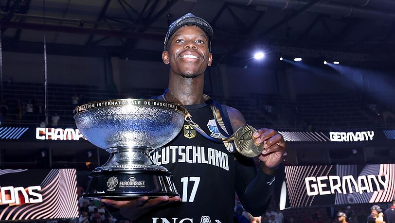 Dennis Schröder mit Pokal und Goldmedaille.