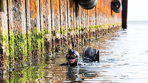 Um Minen unter Wasser unsch&auml;dlich zu machen, ist der Einsatz von Minentauchern notwendig. Sie durchlaufen eine anspruchsvolle Ausbildung. (Archivbild)
