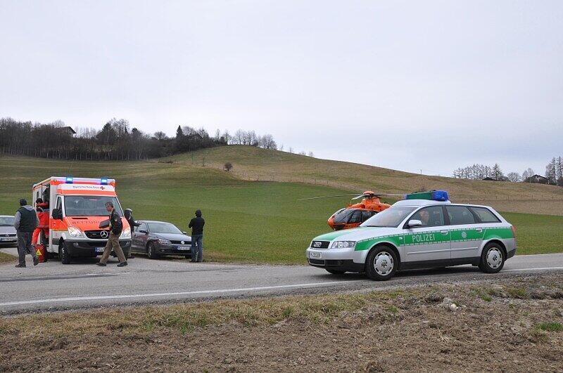 Die Bilder vom tragischen Unfall im Landkreis Mühldorf. Das 7-jährige Mädchen wurde von dem VW angefahren. Ein Rettungshubschrauber brachte die Schülerin ins Krankenhaus.